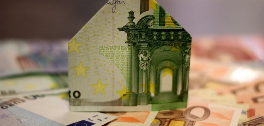 Darstellung Haus aus 100-Euro-Schein gefaltet