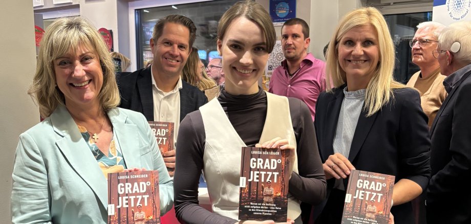 Foto (v.r.n.l.): Nicole Jobelius-Schausten (Referatsleitung Eigenbetrieb Klima & Energie), Louisa Schneider (Referentin), Dirk Barbye (Werkleiter), Anke Beilstein (Landrätin)