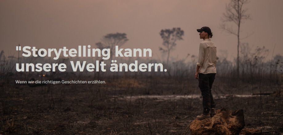 Foto von Louisa Schneider mit Aufschrift: Storytelling kann unsere Welt ändern- Wenn wir die richtigen Geschichten erzählen. 