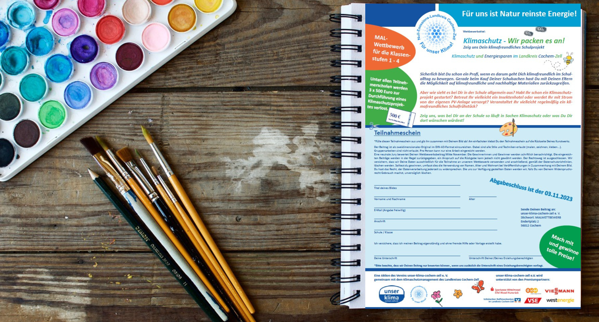 Anmeldeschein Malwettbewerb mit Pinseln und Wasserfarbkasten auf Tisch