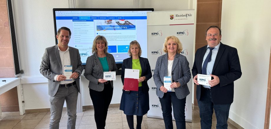 KIPKI-Förderbescheidübergabe v. l. n. r. Dirk Barbye (Werkleiter), Anke Beilstein (Landrätin), Katrin Eder (Ministerin), Barbara Schatz-Fischer (Leitende Kreisverwaltungsdirektorin), Karl-Josef Fischer (Werkleiter)
