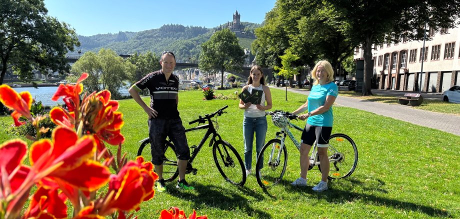 Klimaschutzmanagerin Stella Benz (Mitte) übergibt Gutscheine an die Radelnden mit den besten Einzelleistungen