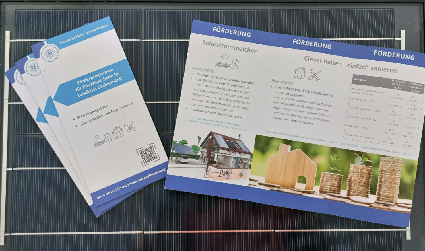 Foto der Flyer zu den Förderprogrammen für Privathaushalte im Landkreis Cochem-Zell