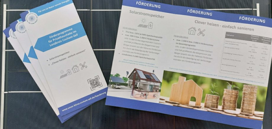 Foto der Flyer zu den Förderprogrammen für Privathaushalte im Landkreis Cochem-Zell