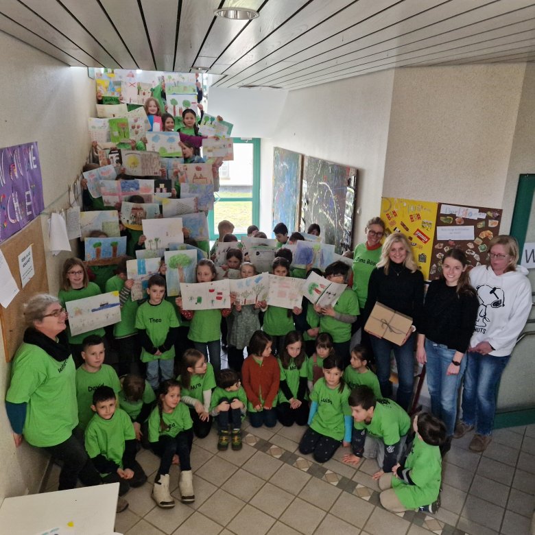 Foto der Grundschulkinder bei der Preisübergabe in Hambuch-Gamlen
