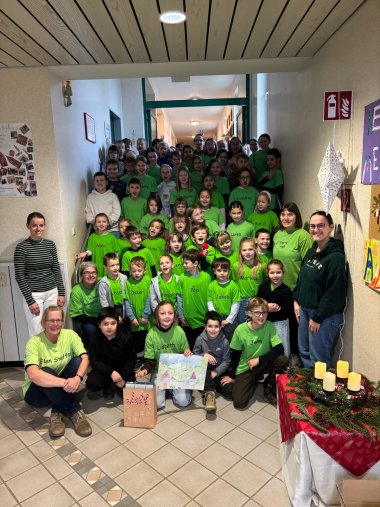 Preisübergabe in der Grundschule Hambuch-Gamlen Foto mit den Schülerinnen und Schüler der Grundschule Hambuch-Gamlen bei der Preisübergabe zum Malwettbewerb 2025