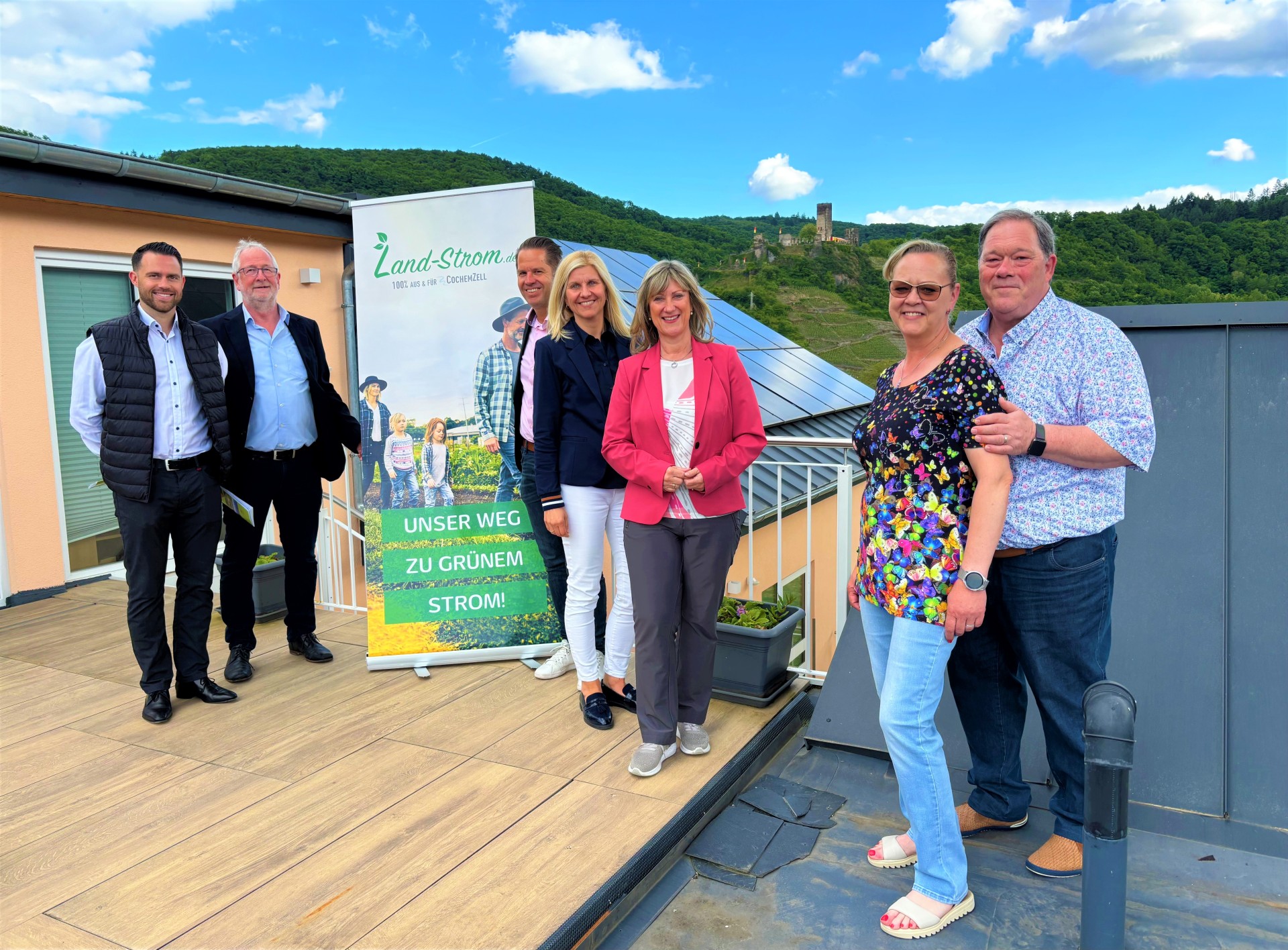 v.r.n.l.: Helmut und Svetlana Dehren (Mosel Village Resort), Anke Beilstein (Landrätin Landkreis Cochem-Zell), Nicole Jobelius-Schausten und Dirk Barbye (Kreiswerke Cochem-Zell), Frank Adrat und Tobias Welz (energis)