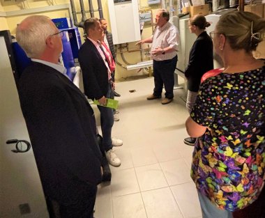 Mosel Village Resort Helmut Dehren erklärt den Vertreter:innen der Kreiswerke Cochem-Zell und der energis die Anlagen im Technikraum des Hotels