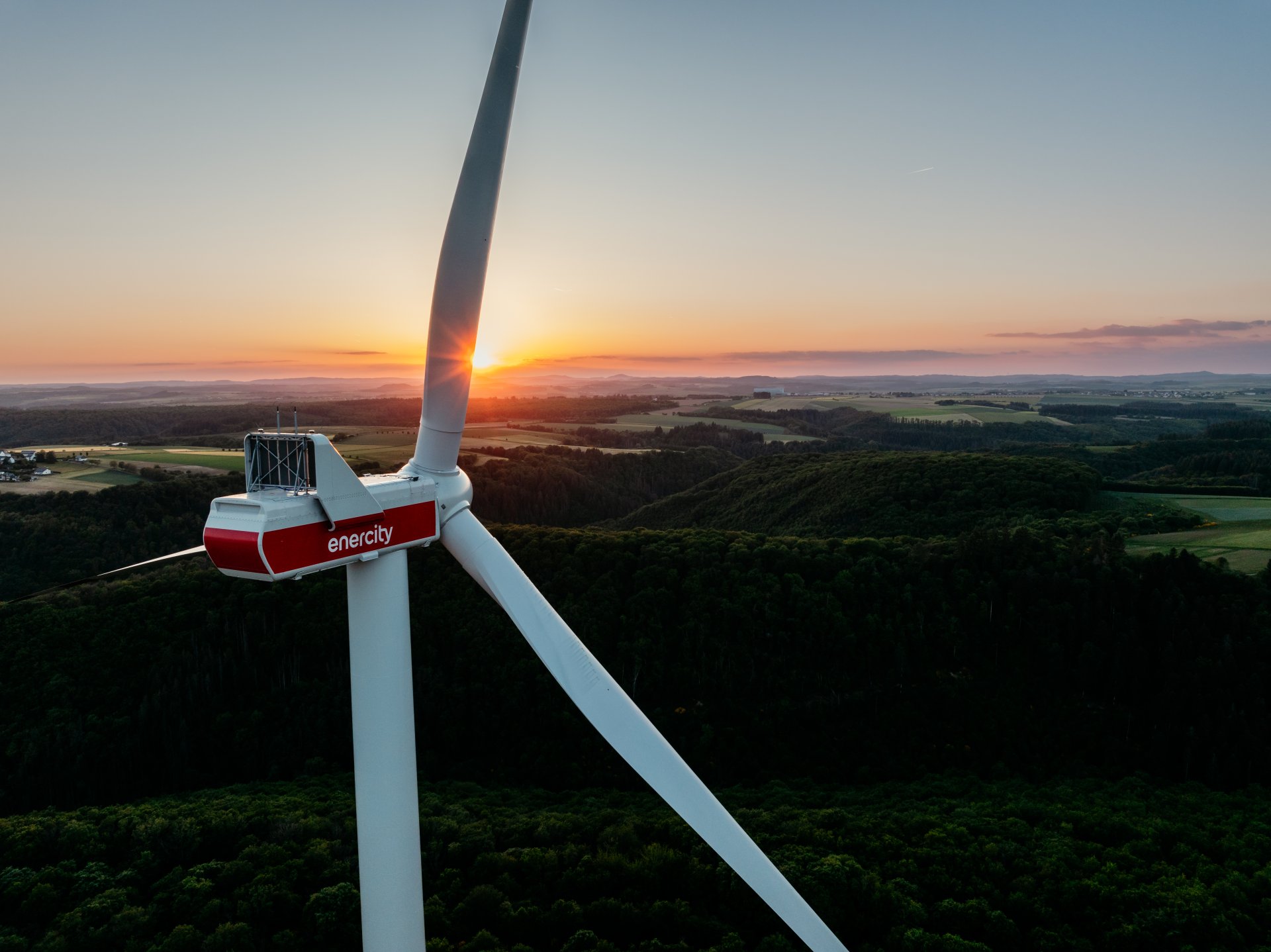 Panoramblick auf Höhe der Rotoren eines Windrads im Windpark Beuren; im Hintergrund ist die Landschaft der Eifel zu sehen.