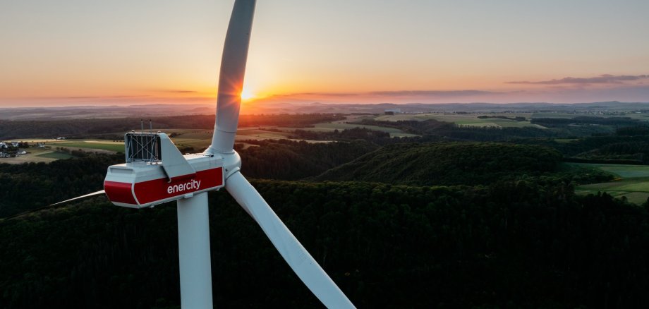 Panoramblick auf Höhe der Rotoren eines Windrads im Windpark Beuren; im Hintergrund ist die Landschaft der Eifel zu sehen.