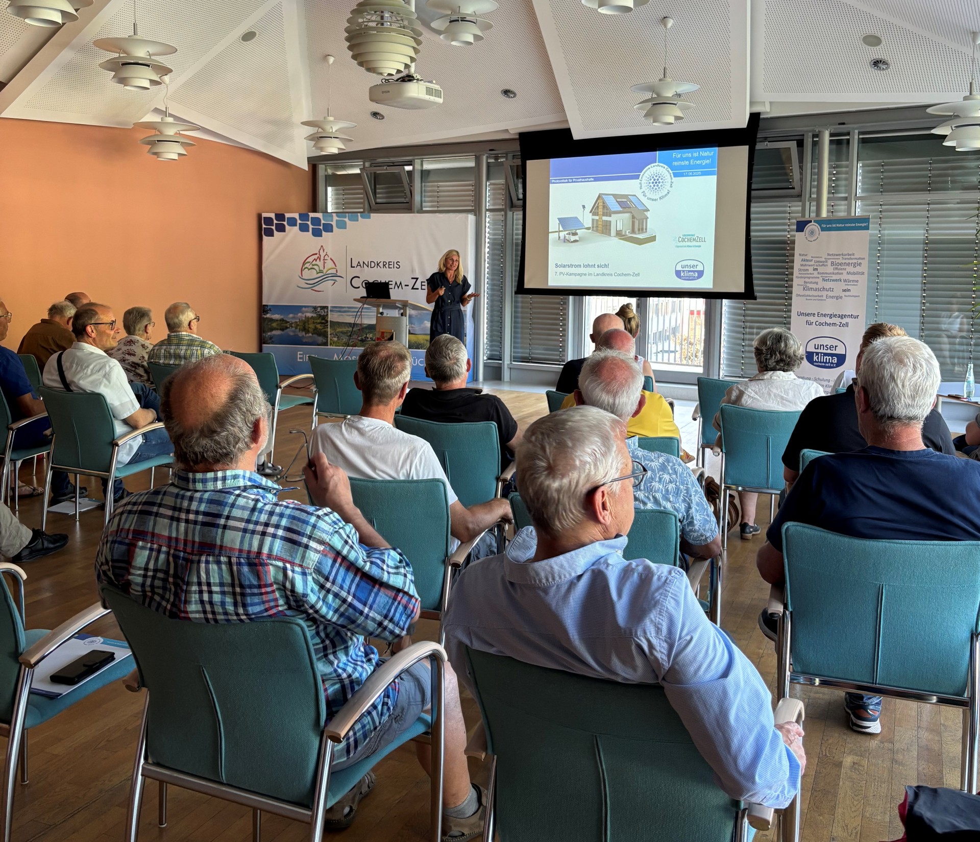 Nicole Jobelius-Schausten von den Kreiswerken Cochem-Zell hält einen Vortrag vor Publikum zum Thema Photovoltaik