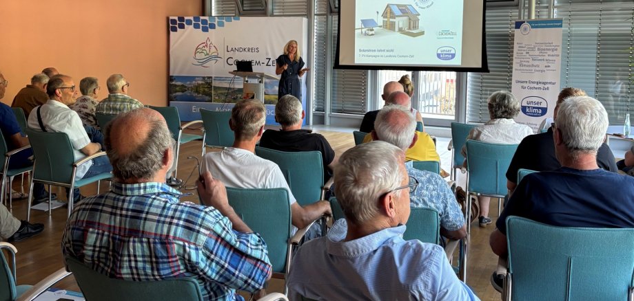 Nicole Jobelius-Schausten von den Kreiswerken Cochem-Zell hält einen Vortrag vor Publikum zum Thema Photovoltaik