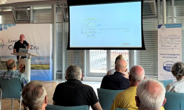 Andreas Blatt von BWG Solarkonzept informiert die Zuhörenden über dynamische Stromtarife