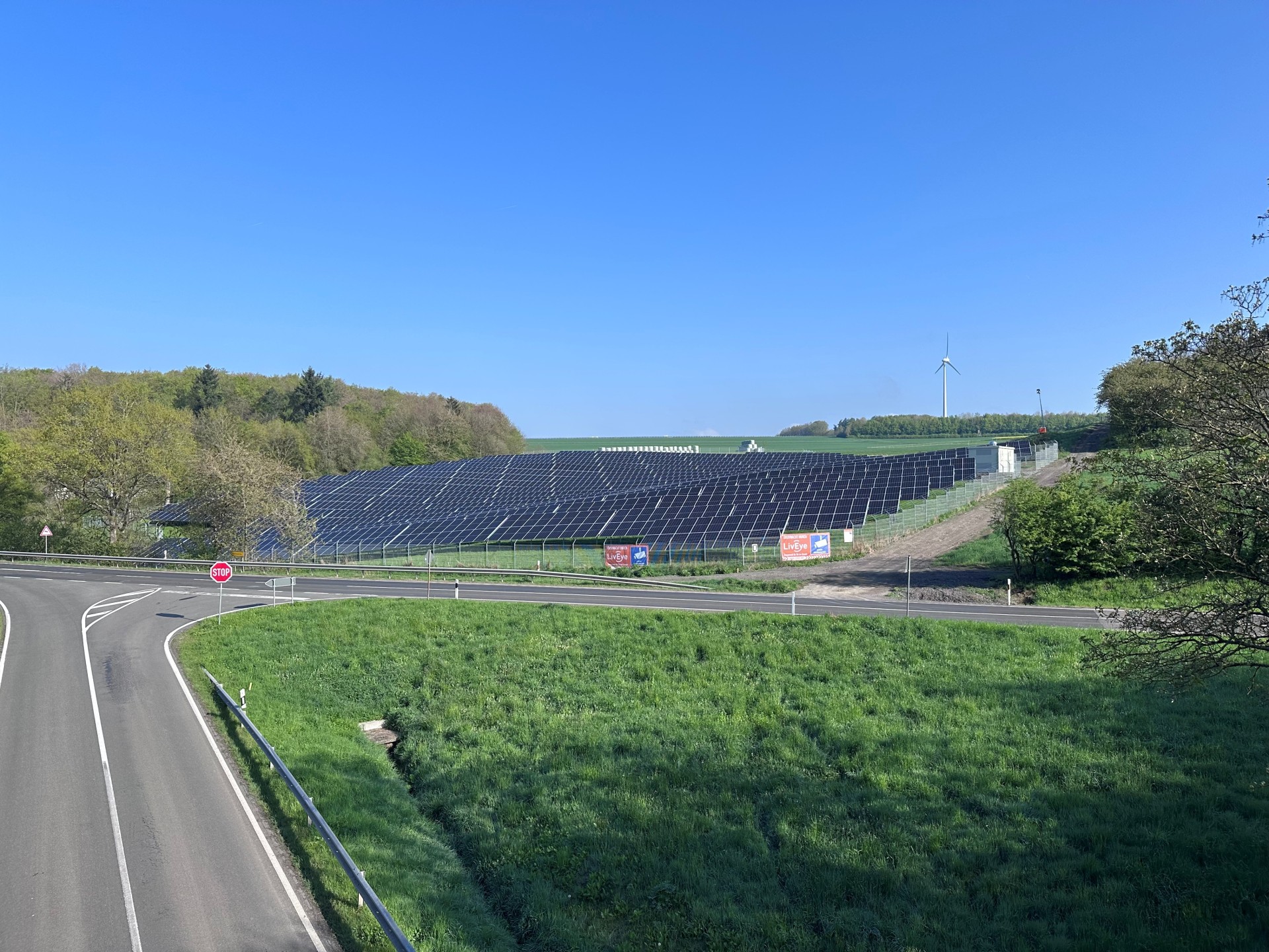 PV-Freiflächen-Anlage in Hambuch der Tannenhof Schneiders GmbH aus der Ferne fotografiert
