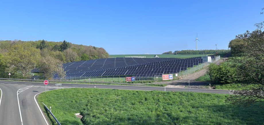 PV-Freiflächen-Anlage Hambuch PV-Freiflächen-Anlage in Hambuch der Tannenhof Schneiders GmbH aus der Ferne fotografiert