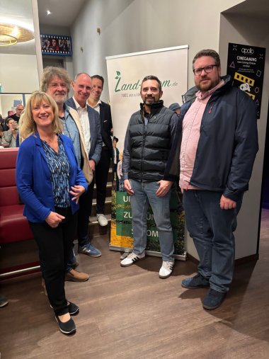 Neue Anlage im Virtuellen Kraftwerk Cochem-Zell Georg Valder vom Tannenhof Schneiders wird im "Virtuellen Kraftwerk Cochem-Zell" willkommen geheißen! Auf dem Foto v.l.n.r.: Landrätin Anke Beilstein, Georg Valder, Thomas Ranft (Redner der Klimaschutzkonferenz 2025), Dirk Barbye (Werkleiter), Thilo Seimetz und Jan-Eric Simon (beide VSE AG)