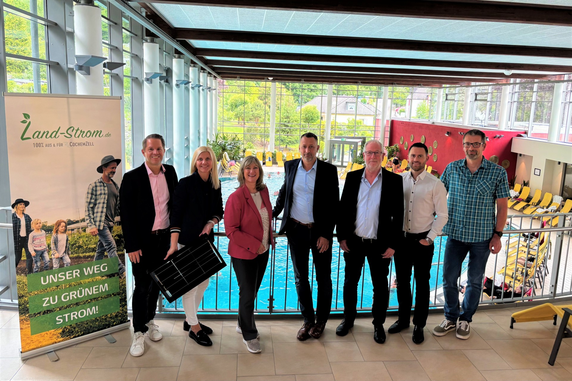 v.l.n.r.: Dirk Barbye und Nicole Jobelius-Schausten (Kreiswerke), Landrätin Anke Beilstein, Michael Krämer (Geschäftsführer Therme), Frank Adrat und Tobias Welz (energis), Herr Zirbes (Technischer Leiter Therme)