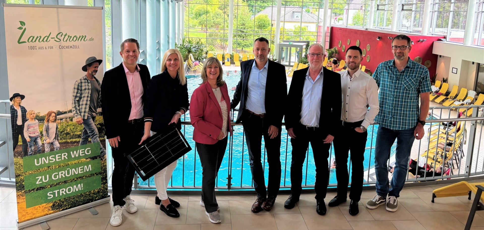 v.l.n.r.: Dirk Barbye und Nicole Jobelius-Schausten (Kreiswerke), Landrätin Anke Beilstein, Michael Krämer (Geschäftsführer Therme), Frank Adrat und Tobias Welz (energis), Herr Zirbes (Technischer Leiter Therme)