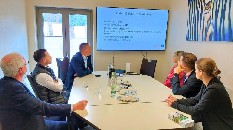 Infos zur PV-Anlage der Therme Geschäftsführer Michael Krämer erklärt den Besucher:innen Daten und Fakten zur PV-Anlage