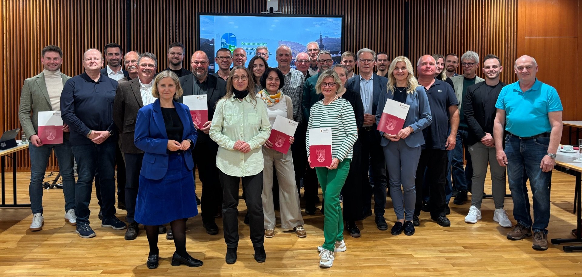 Gemeinsames Foto aller Gewinnerinnen und Gewinner des rheinland-pfälzischen Klima-Wettbewerbs