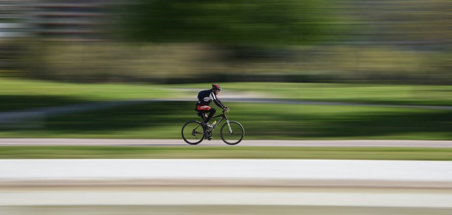 Schneller Fahrradfahrer auf Straße