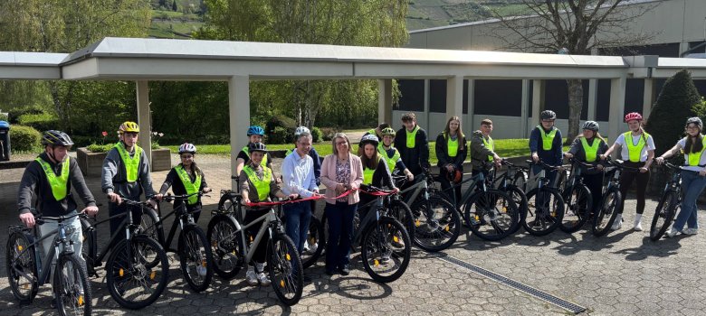 Schülerinnen und Schüler mit den neuen Schulfahrrädern der Integrierten Gesamtschule Zell