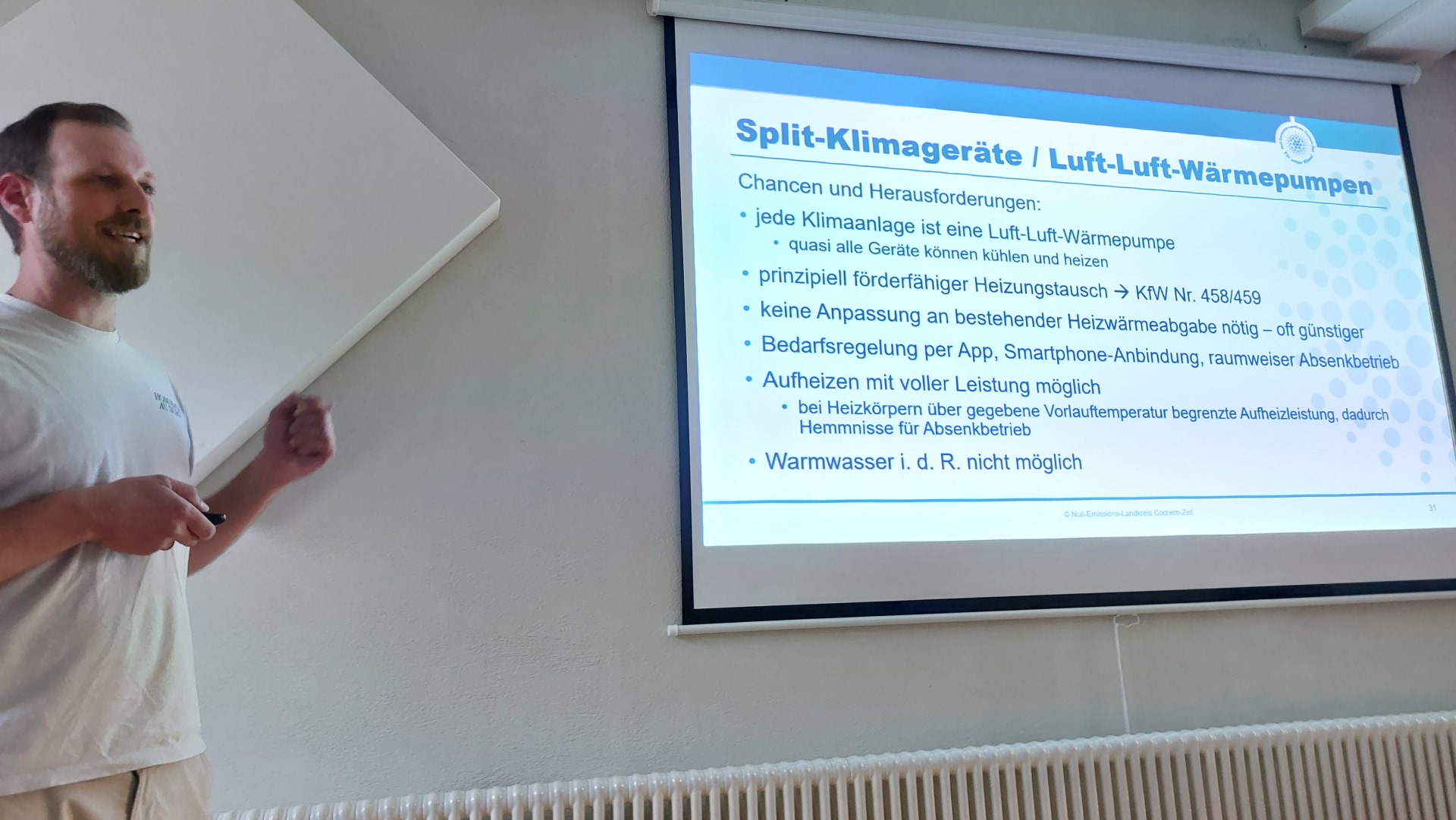 Foto von Referierendem vor Folie zum Thema Kühlung