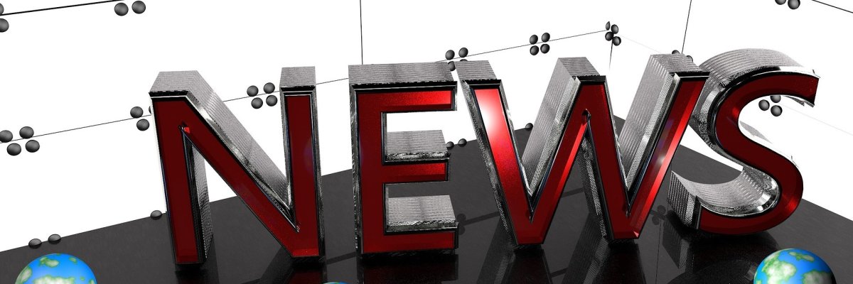 News Schriftzug News in großen roten Buchstaben mit zwei Weltkugeln davor