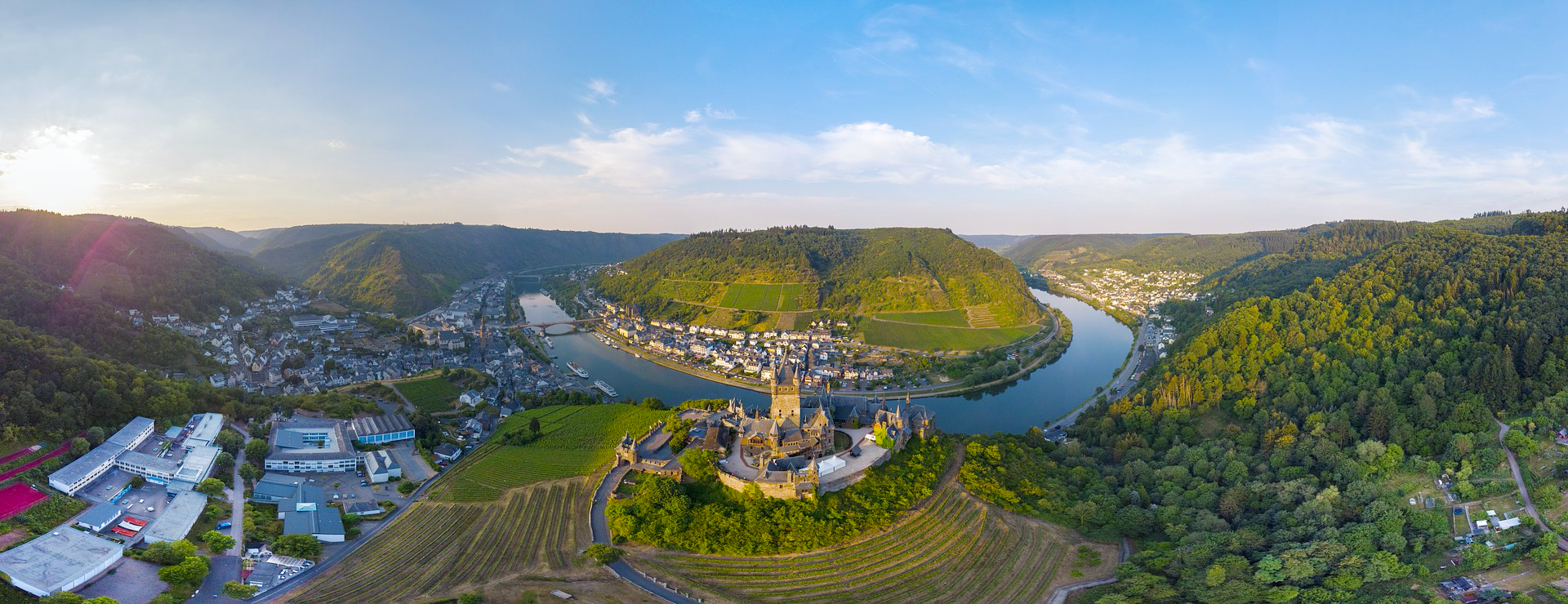 Panoramafoto von Cochem mit der Burg im Fokus und der Mosel im Hintergrund