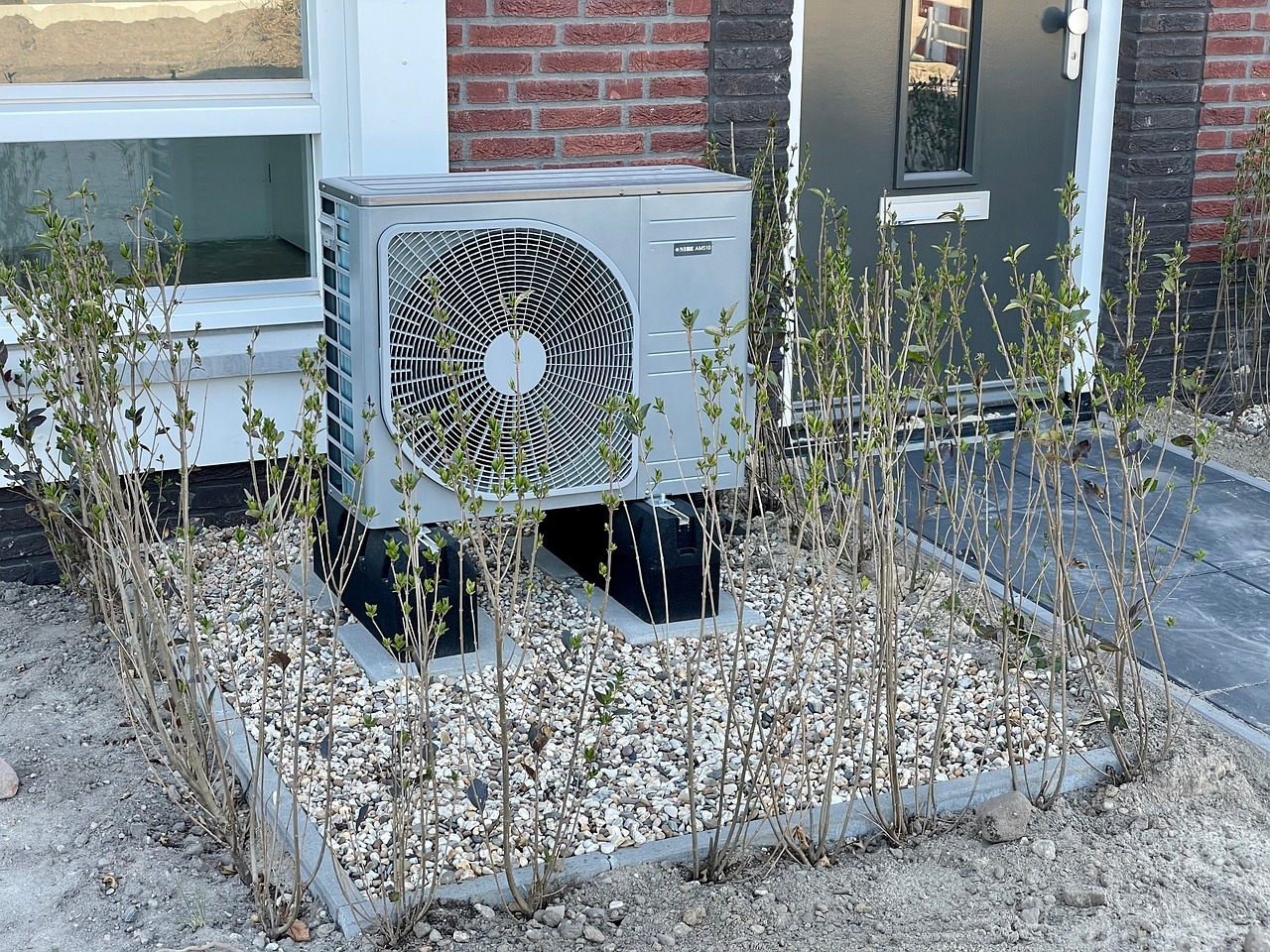 Wärmepumpe vor Haus