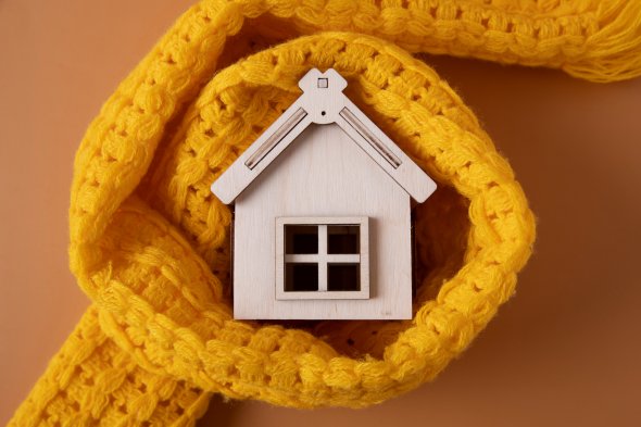 Warmes Haus Hausfigur mit Strickschal