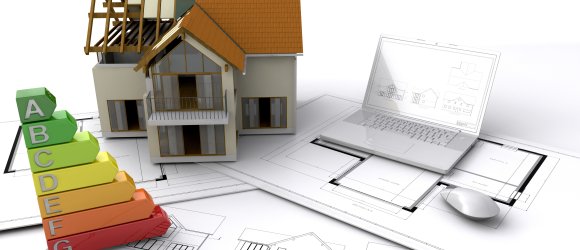 Grafik mit sanierungsbedürftigem Haus, Plänen, Energieeffizienzklassen, Computer