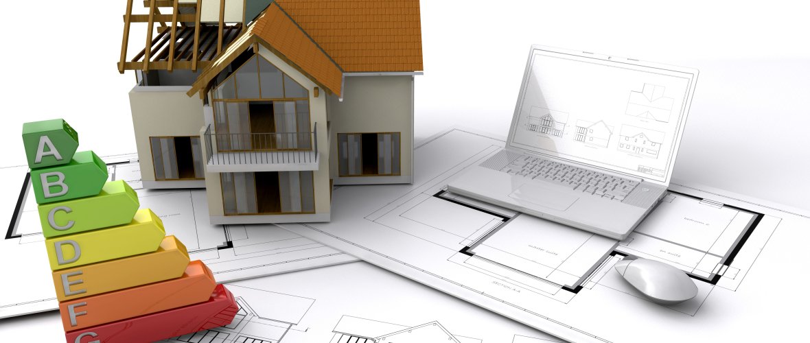 Energieberatung Grafik mit sanierungsbedürftigem Haus, Plänen, Energieeffizienzklassen, Computer