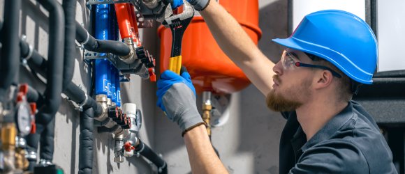 Einstellung von Heizungsventilen in einem Wohngebäude durch einen Handwerker
