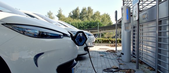 Drei E-Autos, die am laden sind