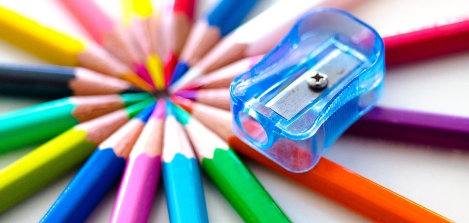Bunte Holzmalstifte und Spitzer