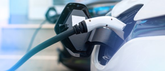 Ladevorgang eines E-Autos an einer Ladestation