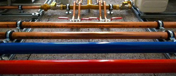 Heizungsrohre in unterschiedlichen Farben montiert.