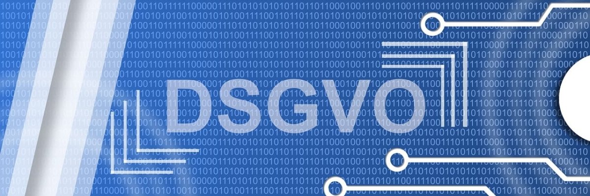 Schriftzug DSGVO auf blauem Hintergrund mit Einsen und Nullen