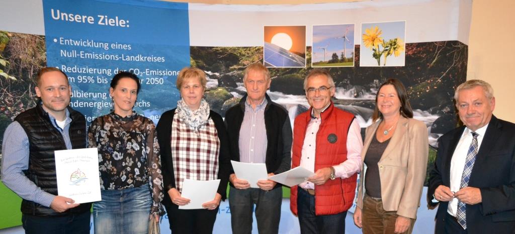 Sechs Gewinner dürfen sich über ein Preisgeld von jeweils 500 Euro freuen. Im Rahmen der Heizungskampagne hatte die lokale Energieagentur „unser-klima-cochem-zell e. V.“ diesen Wettbewerb im Rahmen der Heizungskampagne ausgerufen.