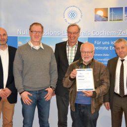 Energiedorf Alf: Ortsbürgermeister Peter Mittler gemeinsam mit den Vertretern des IfaS und den Gratulanten Landrat Manfred Schnur und Staatssekretär Dr. Thomas Griese.