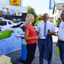 Auch MdB Peter Bleser informierte sich am Stand der lokalen Energieagentur „unser-klima-cochem-zell e. V.“ über die Entwicklungen im Thema E-Mobilität im Landkreis Cochem-Zell.