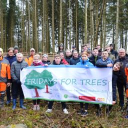 Wind und Wetter zum Trotz waren die Schülerinnen und Schüler der Realschule Plus Kaisersesch einen ganzen Vormittag aktiv und brachten im Rahmen des Projektes FRIDAYS FOR TREES junge Bäume in die Erde.