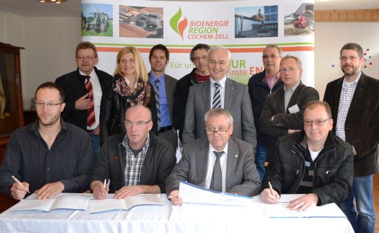 Vorsitzender der Energieagentur „unser-klima-cochem-zell e. V.“, Landrat Manfred Schnur unterzeichnet im Beisein der vielen Projektbeteiligten die Kooperationsvereinbarung mit den Landwirten.