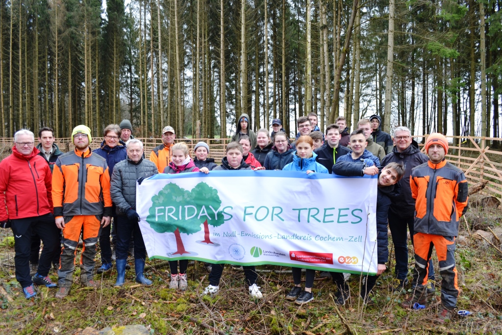 Wind und Wetter zum Trotz waren die Schülerinnen und Schüler der Realschule Plus Kaisersesch einen ganzen Vormittag aktiv und brachten im Rahmen des Projektes FRIDAYS FOR TREES junge Bäume in die Erde.