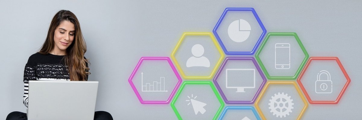 Projekte Frau mit Laptop neben Projekt-Icons