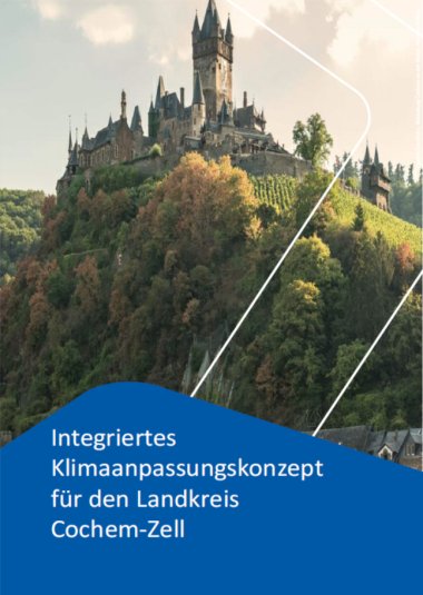 Front des Klimaanpassungskonzeptes mit dem Bild der Cochemer Burg auf dem Hügel und im unteren Teil weiße Schrift auf blauem Hintergrund "Integriertes Klimaanpassungskonzept für den Landkreis Cochem-Zell"