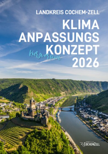 Front der Kurzversion des Klimaanpassungskonzeptes mit einem Bild der Landschaft rund um die Stadt Cochem mit bewachsenen Hügeln und in der Mitte die Cochemer Burg. Text: "Landkreis Cochem-Zell. Klimaanpassungskonzept 2026. Kurzversion"