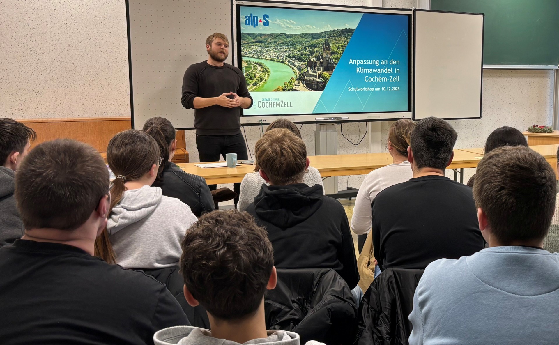 Schülerinnen und Schüler im Gespräch mit Dominik Zell, Klimaanpassungsmanager des Landkreises Cochem-Zell.