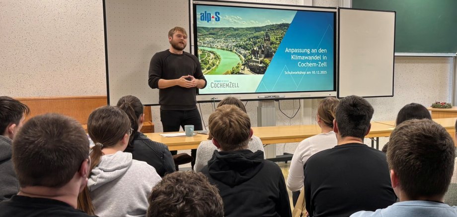 Schülerinnen und Schüler im Gespräch mit Dominik Zell, Klimaanpassungsmanager des Landkreises Cochem-Zell.